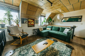 Mansell Road - Trendy Loft with Free Parking